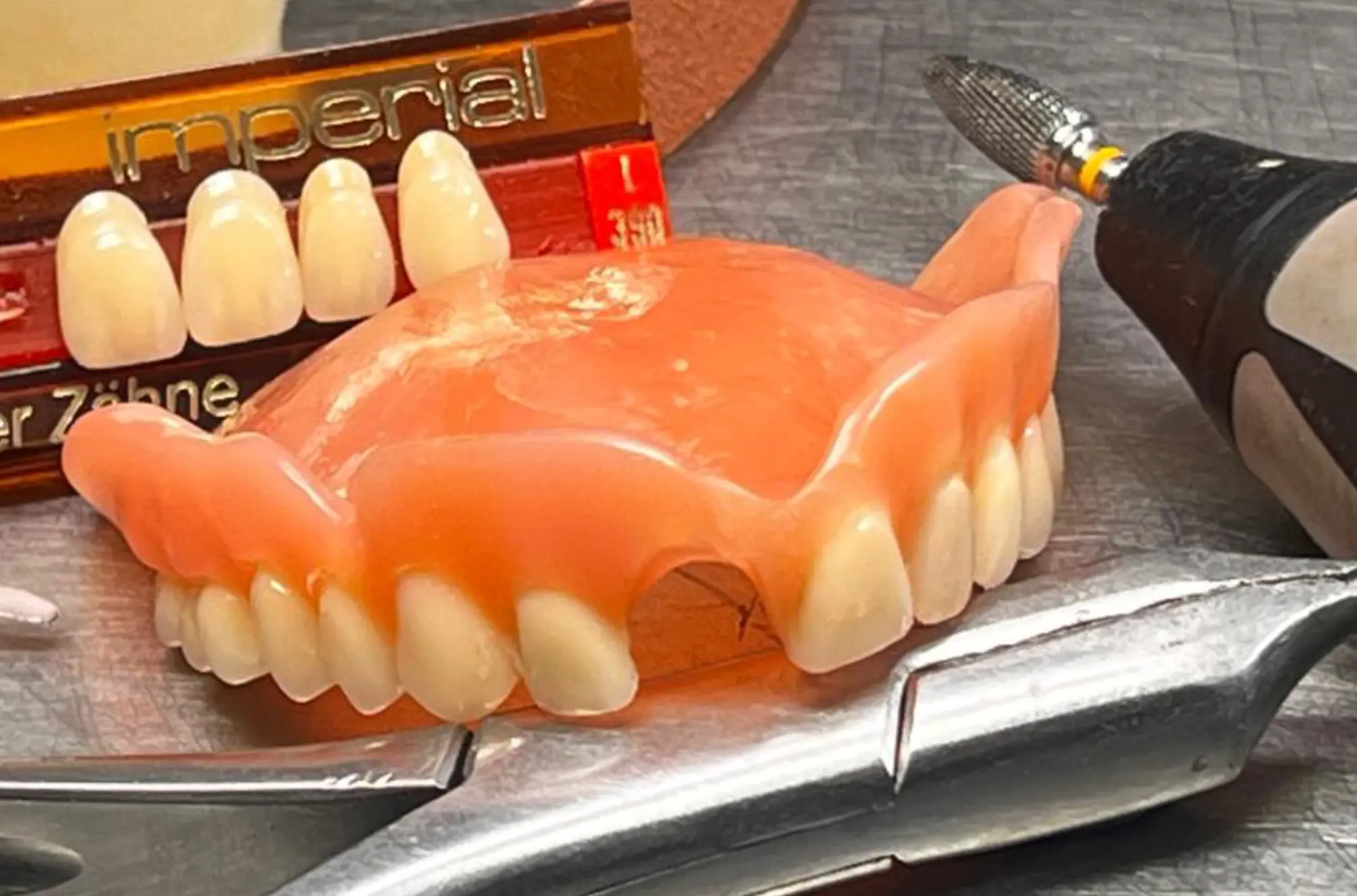 Prothesen-Reparatur Wien – Schneller Reparaturservice und Notdienst f&uuml;r Dentallabore und Patienten