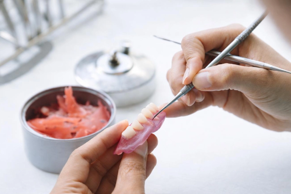 Zahntechnische Reparatur und Anpassung von Prothesen ausschließlich im Dentallabor Wien ohne Behandlung im Mund in Wien.