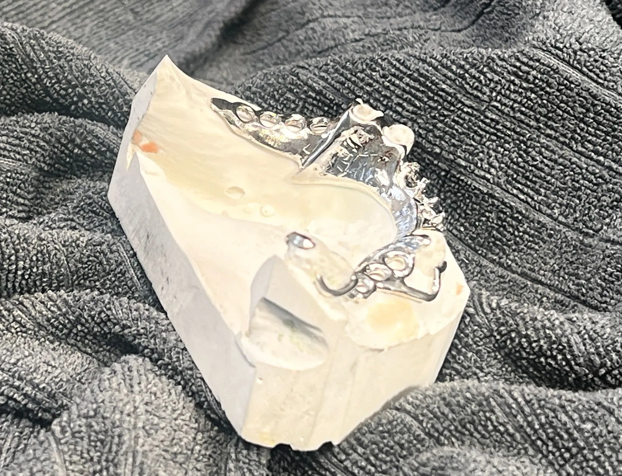 Unterkiefer-Modellguss mit Kragenplatte – Analoge Maßarbeit für Zahntechnik-Labore in Linz & Wels Oberösterreich